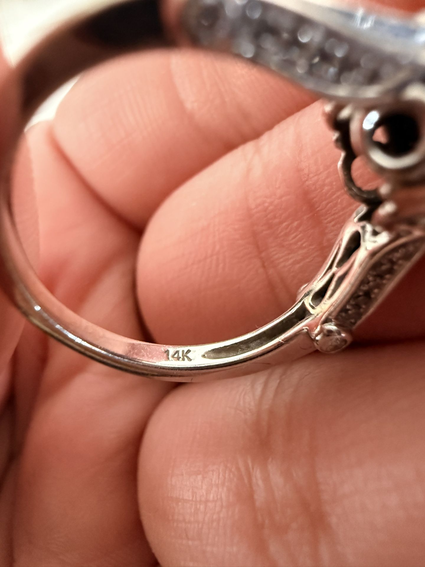 14K Gold Natural Diamond ring/ 14K Anillo con diamantes