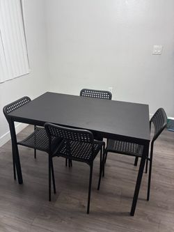 Small dining table and chairs- must come pickup