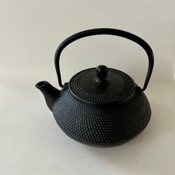 Cast Iron Teapot with Textured Finish and Curved Handle Japanese Style 