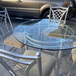 Beautiful 4-chair dining set in perfect condition. Glass table with iron base and chairs look amazing!