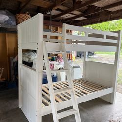 Twin bunk bed