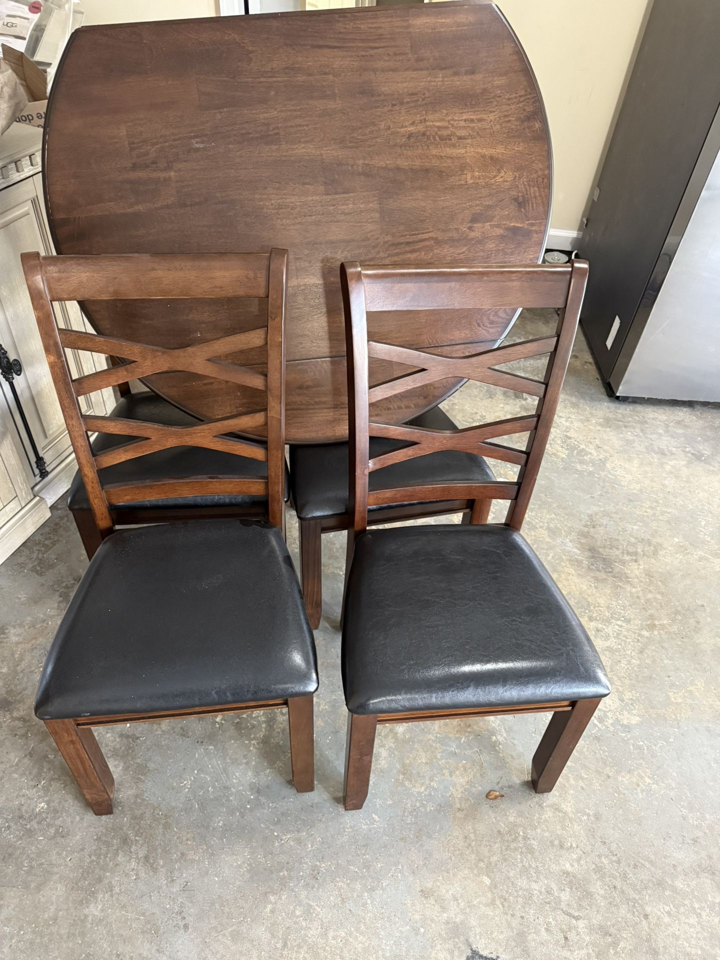 Kitchen Table And Great Shape And 4 Chairs  Or Best Offer