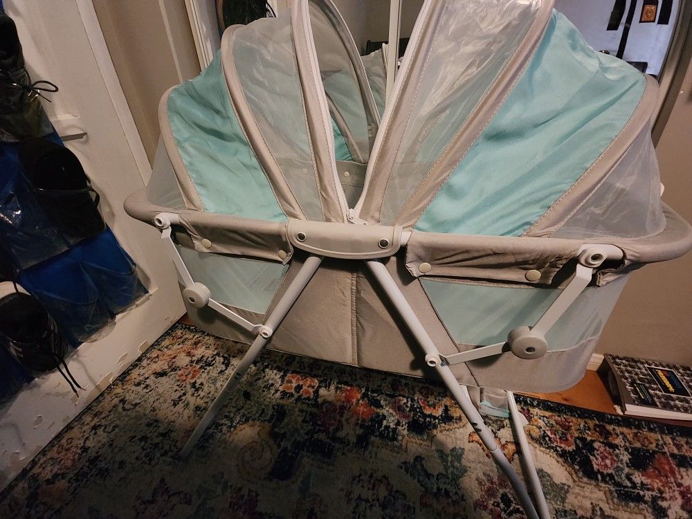 Blue/teal BASSINET