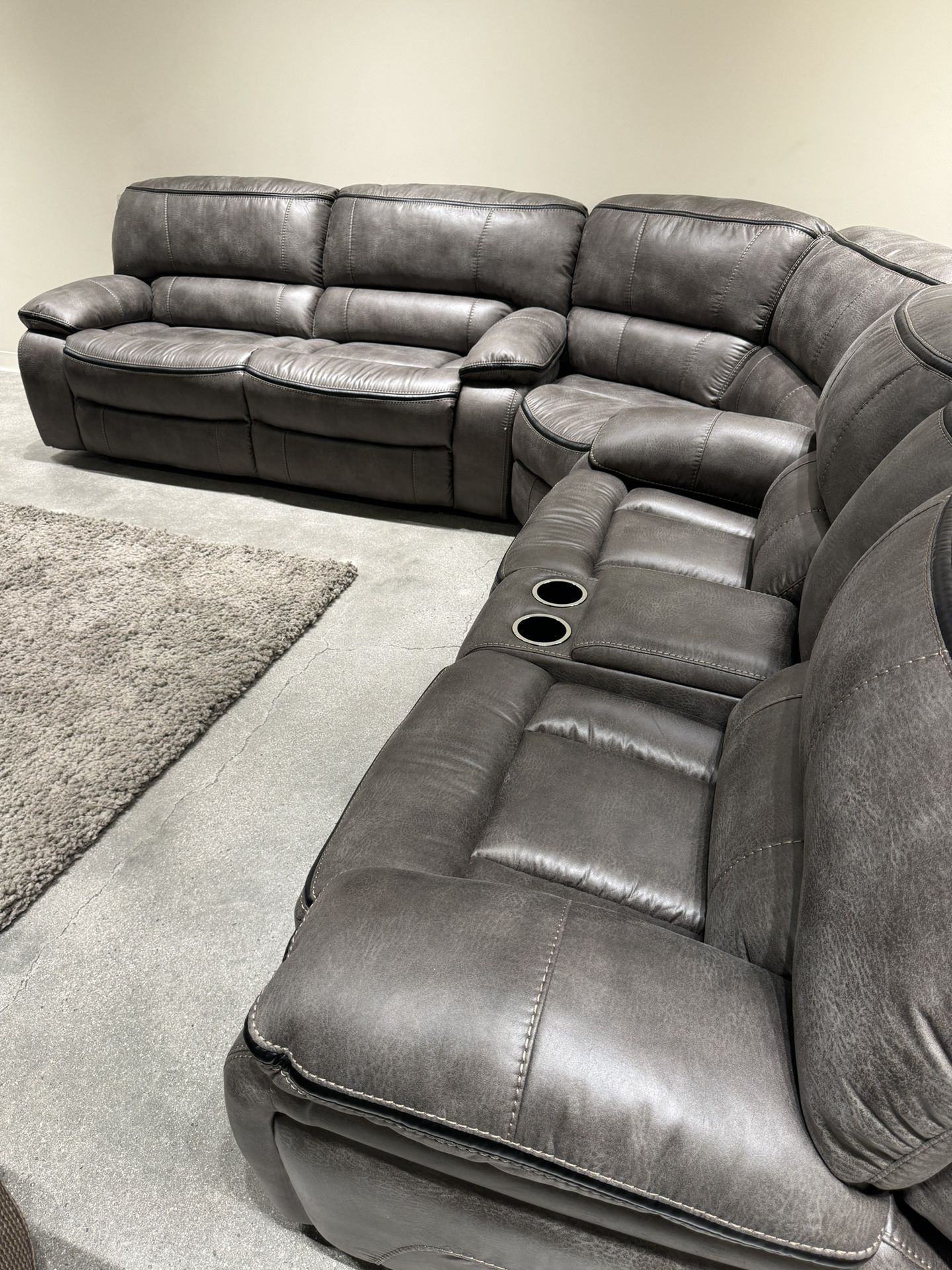 Sectional 🔥🔥🔥with 4 Recliners 