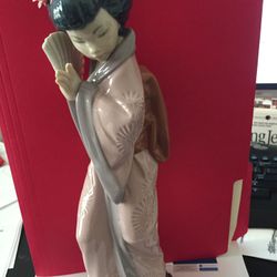 Collectible retired Lladro Japanese Geisha Girl with fan.