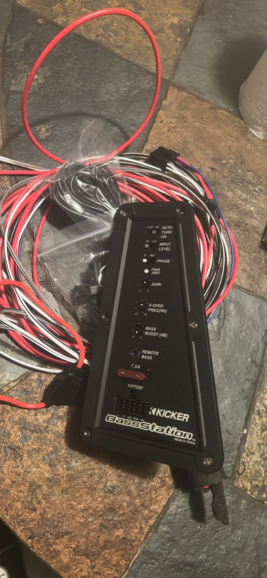 Kicker bassstation amp and wiring kit