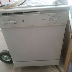 White dishwasher. Great condition