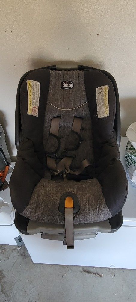 Chicco Bravo Carseat W/ Base