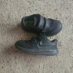 Youth Size 9c Nike Shoes 