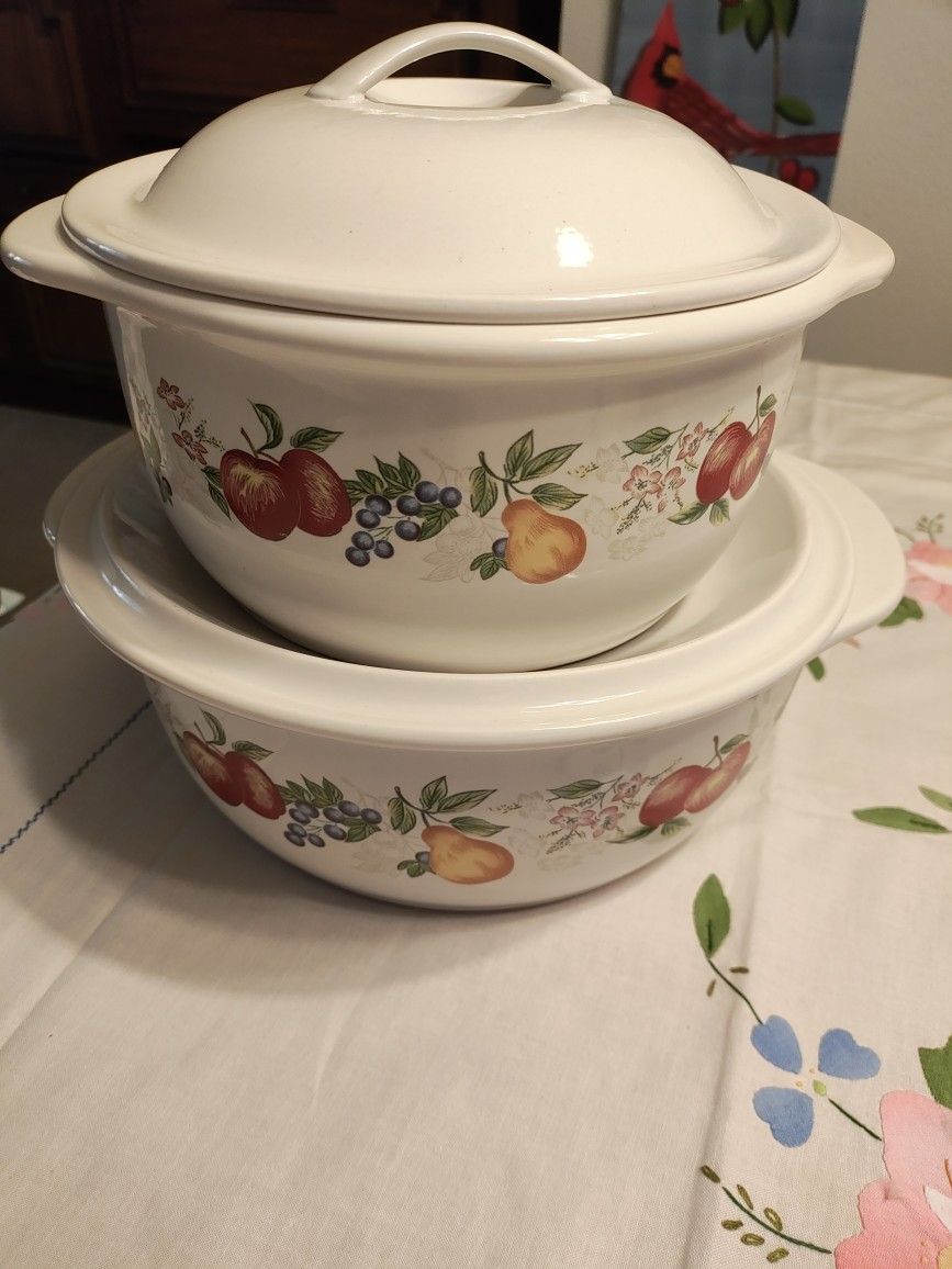 Corelle. Vintage Casserole Dishes 1 1/2 ,& 2 1/2 Qt. Been Sitting In Hutch. Never Used.