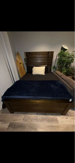 Dark Wood Queen Bed Frame (I’m moving pick up only)