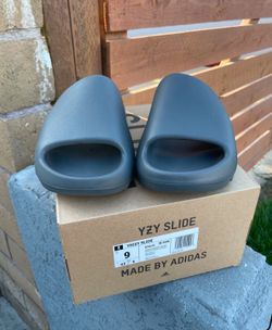 Yeezy Slides Granite Size 9men /10.5 Women