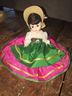 Madame Alexander - Italy Female International Doll Brown Straw Hat with pink flowers White Blouse with white lace on sleeves and neckline Pink ski