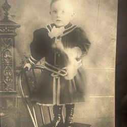LARGE BLACK AND WHITE VINTAGE PHOTO OF  A CHILD 