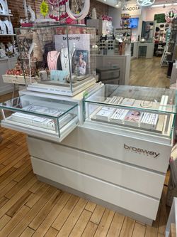 Jewelry showcase retail store fixture