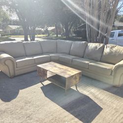 Sofa de cuero en excelente condiciones  $400 envio a domicilio costo extra 