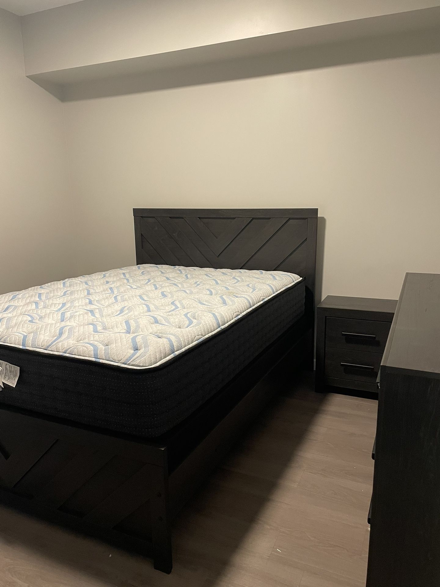 Bed, Dresser and 2 Nightstands