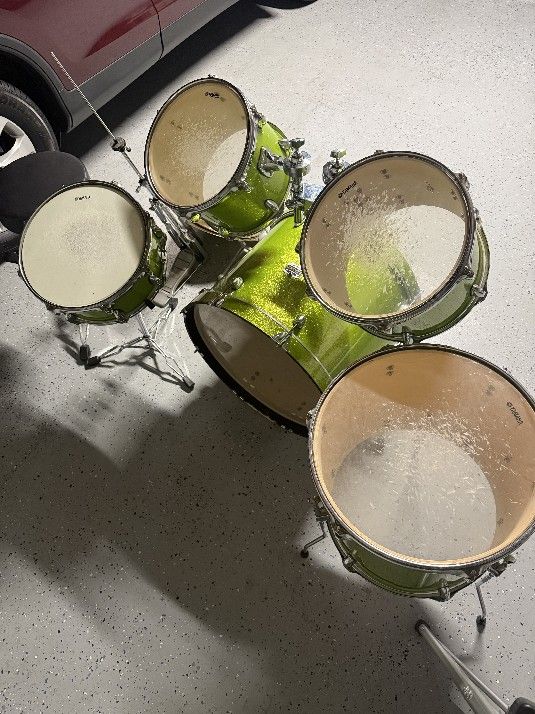 I sell acoustic drum Yamaha Vendo batería acústica Yamaha