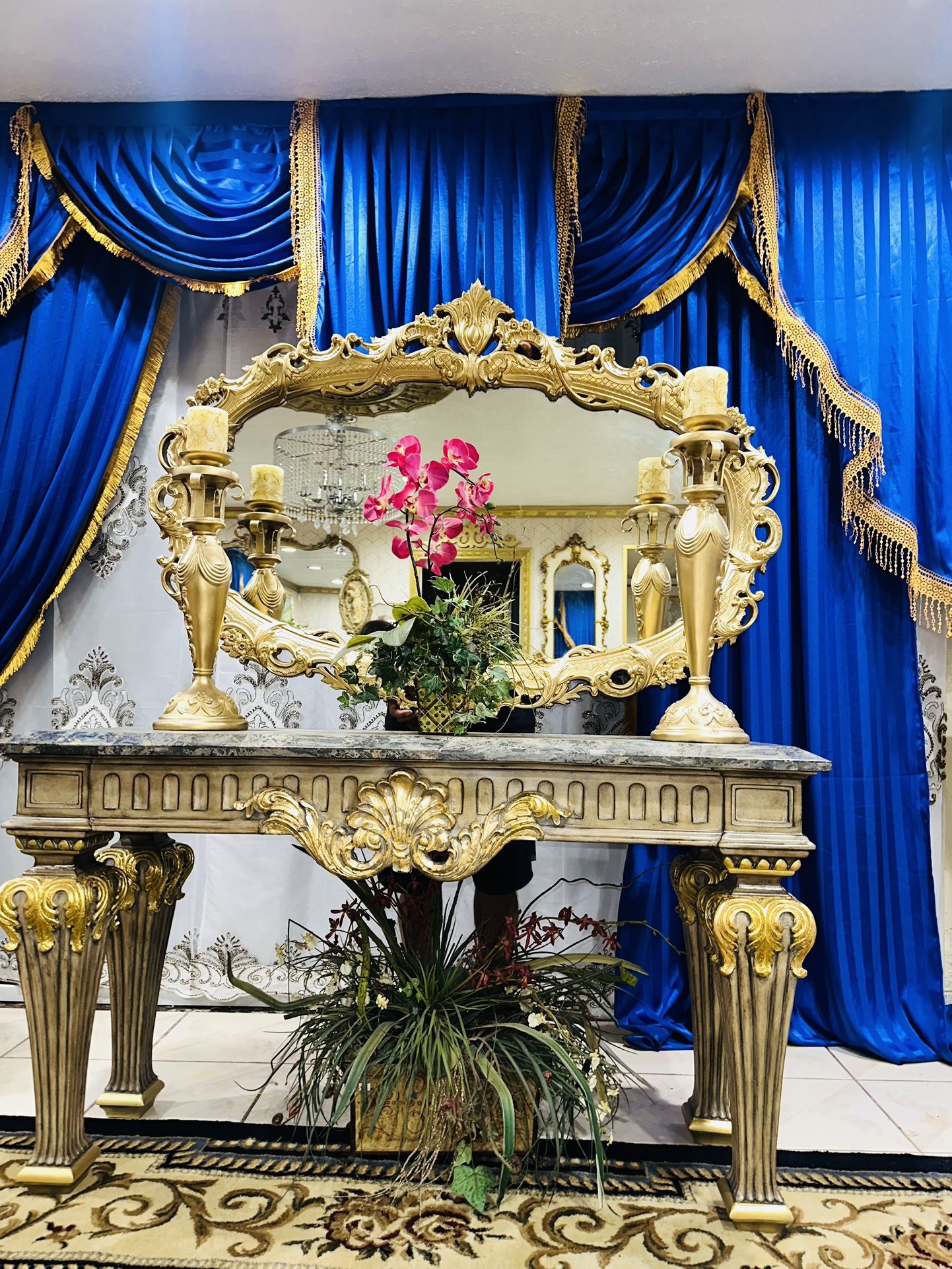 Gold Entry Table With Biggest Mirror