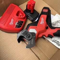 Milwaukee M12 12V Lithium-lon Cordless 600 MCM Cable Cutter Kit with One 3.0Ah Battery, Charger