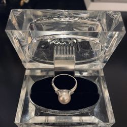 Ladies, diamond and platinum pearl ring