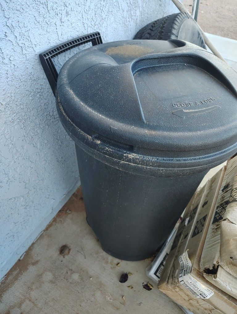 2 Trash Cans With Lids Each 20