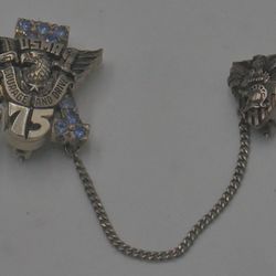 10KT GOLD USMA 1975 WESTPOINT COURAGE & DRIVE.HONOR DUTY WESTPOINT PIN WITH LIGHT BLUE STONES 8.3 GRAMS. NOTE- THERE IS NOT CARAT STAMP, BUT ITEM WAS 