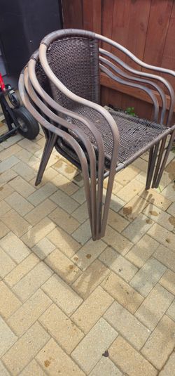 FREE outdoor chairs (4)