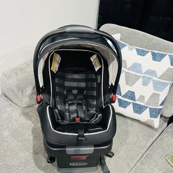 Graco Snuglock 35 Carseat And Base 