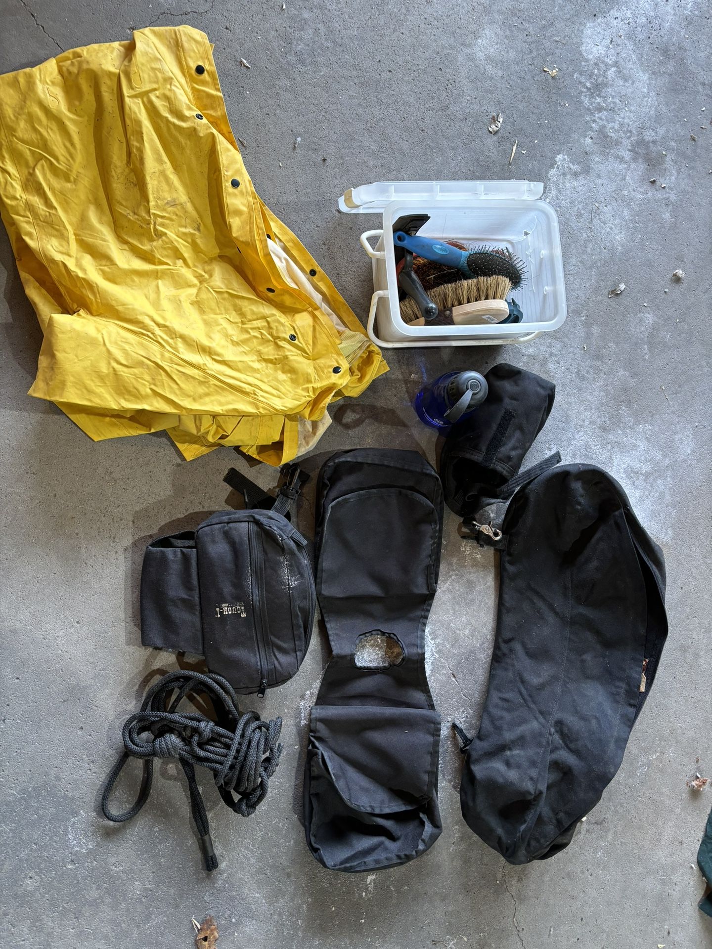 SADDLE BAGS, GROOMING KIT SUPPLIES HORSE TACK