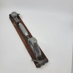 Vintage Heller Bros. USA Flexible Body File Holder & Wood Blade.
Excellent vintage condition with minimal surface oxidation. The cast
lettering remai