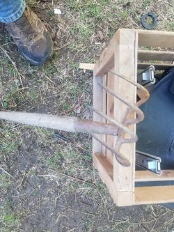 Small shovel and little rake.