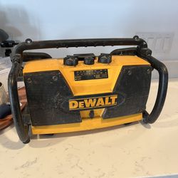 DEWALT 18V WORK SITE AM/FM RADIO CHARGER MODEL # DW911