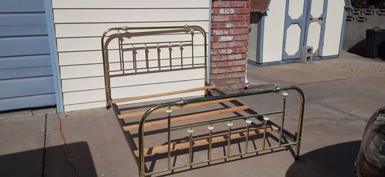 Queen size decorative brass bed