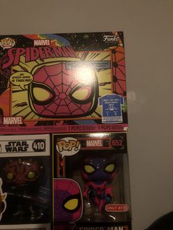 Funko Pop Black Light Marvel Spider-Man Tee-Bundle Large