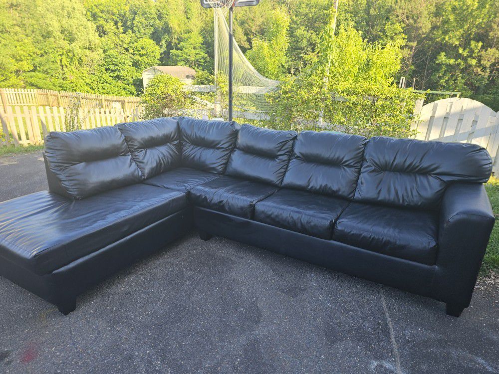 BLACK LEATHER SECTIONAL 