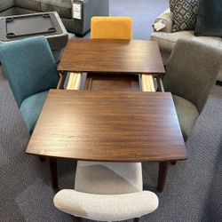 Lyncott Extension Dining Room Set Table and 4 Chairs 