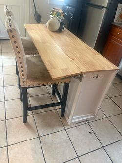 Portable kitchen island with chairs