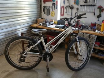 Trek 820 Mountain Bike White NEED GONE ASAP MOVING
