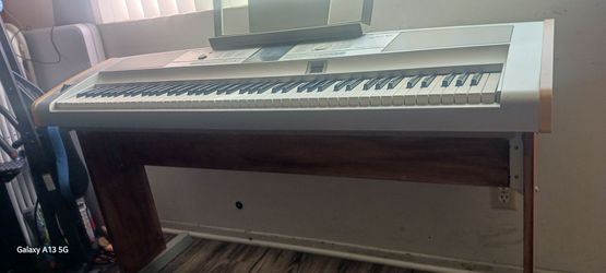 Yamaha DGX-505 Portable Grand Keyboard Silver/Oak (read)