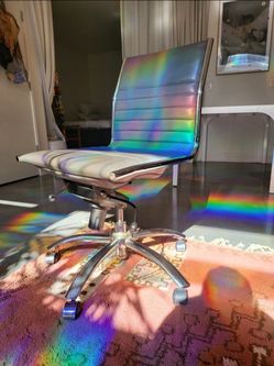Swivel office chair