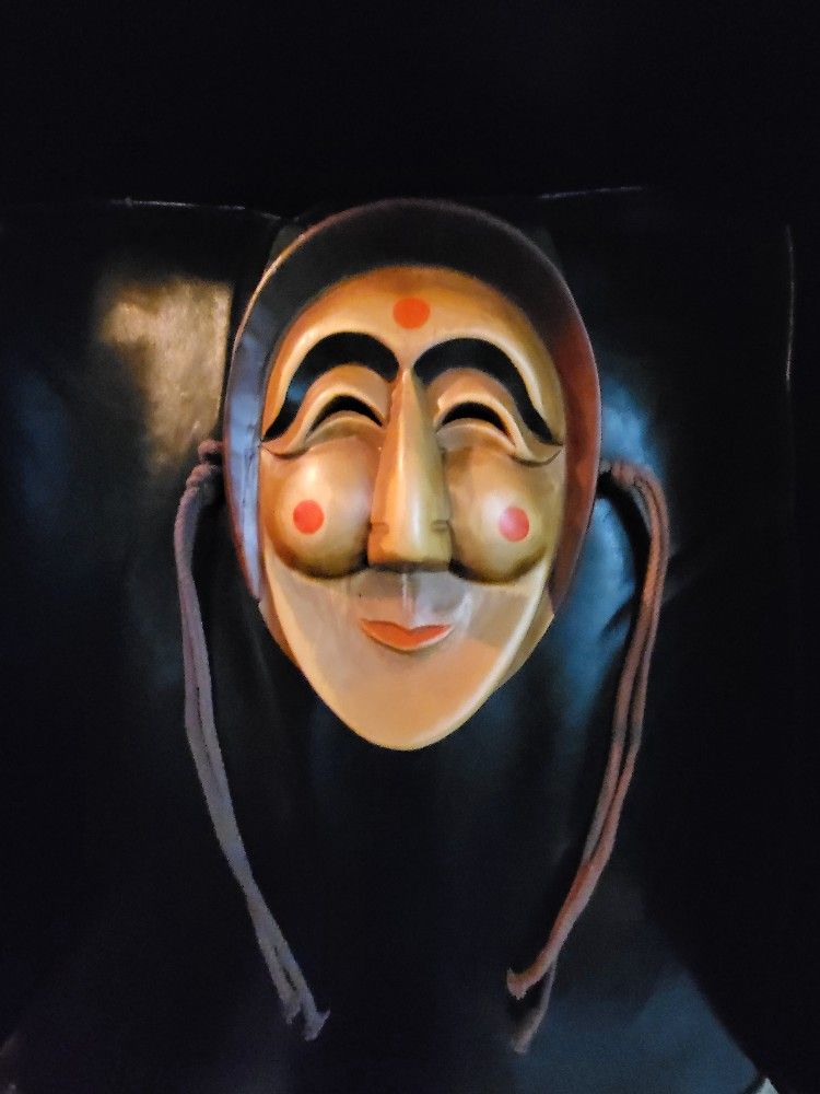 🎭 Title: Vintage Korean Hahoe Yangban Mask – Hand-Carved Folk Art with Cord Ties