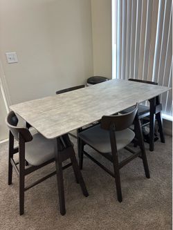 5-piece dinning set (table and 4 chairs)