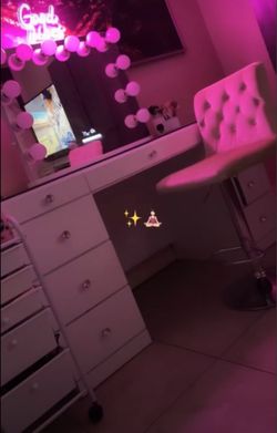 White Vanity Desk with Hollywood Mirror and Stool
