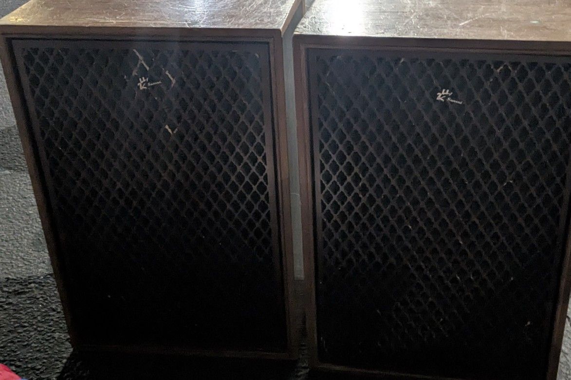 Selling 2 Sansui House Speakers 