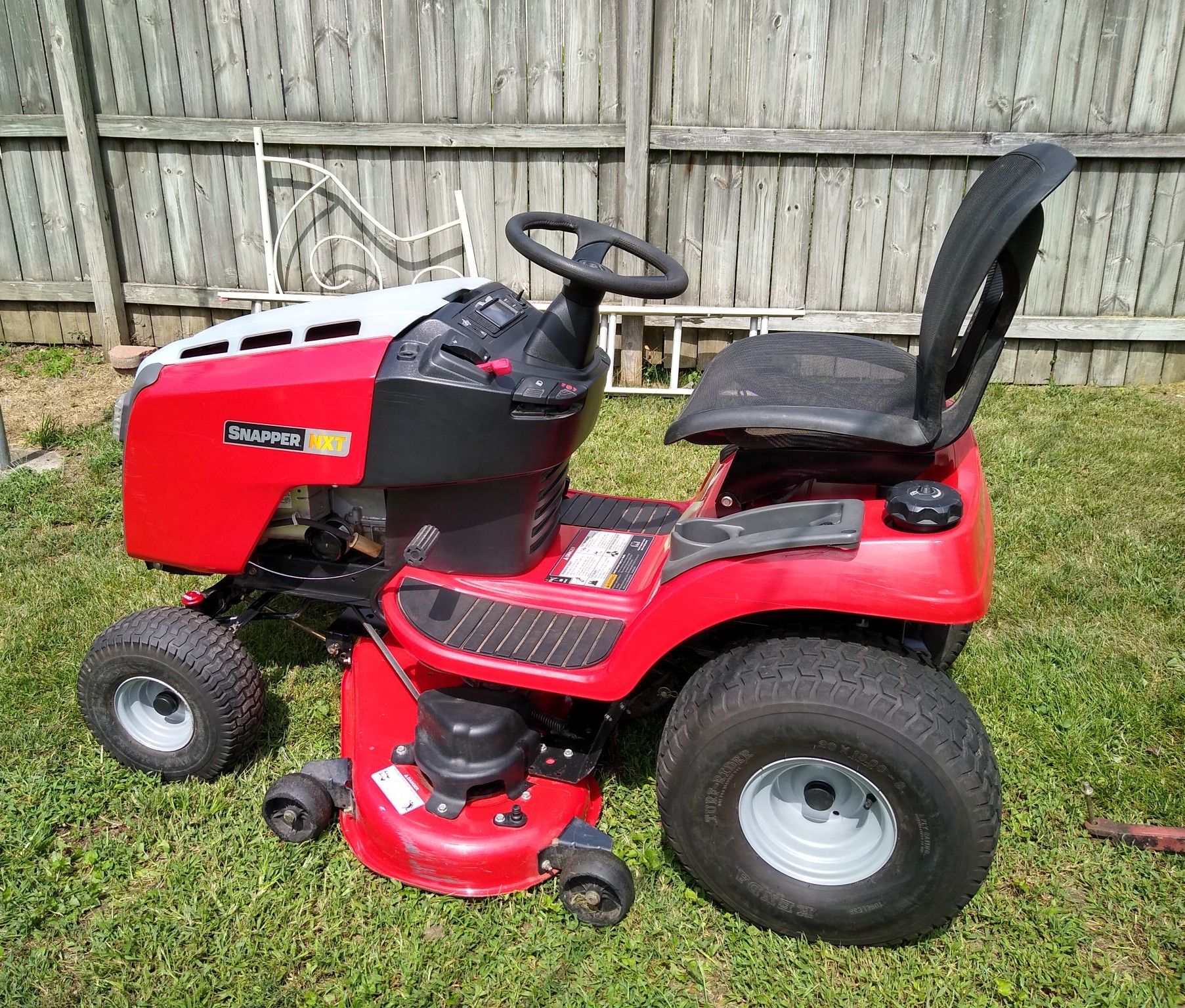 SNAPPER NXT RIDING TRACTOR / LAWN MOWER / 23HP-46