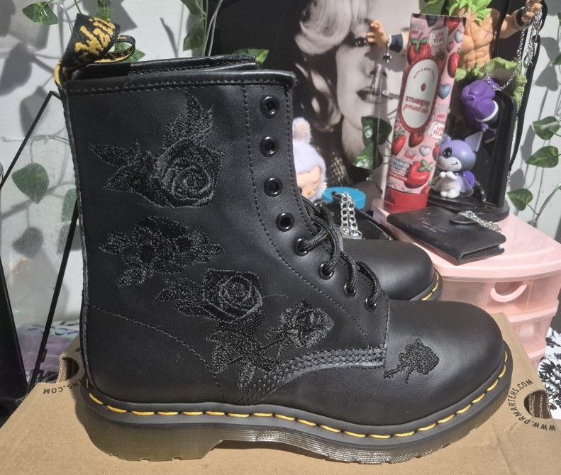 1460 Dr Martens Back Roses Boots Brand New