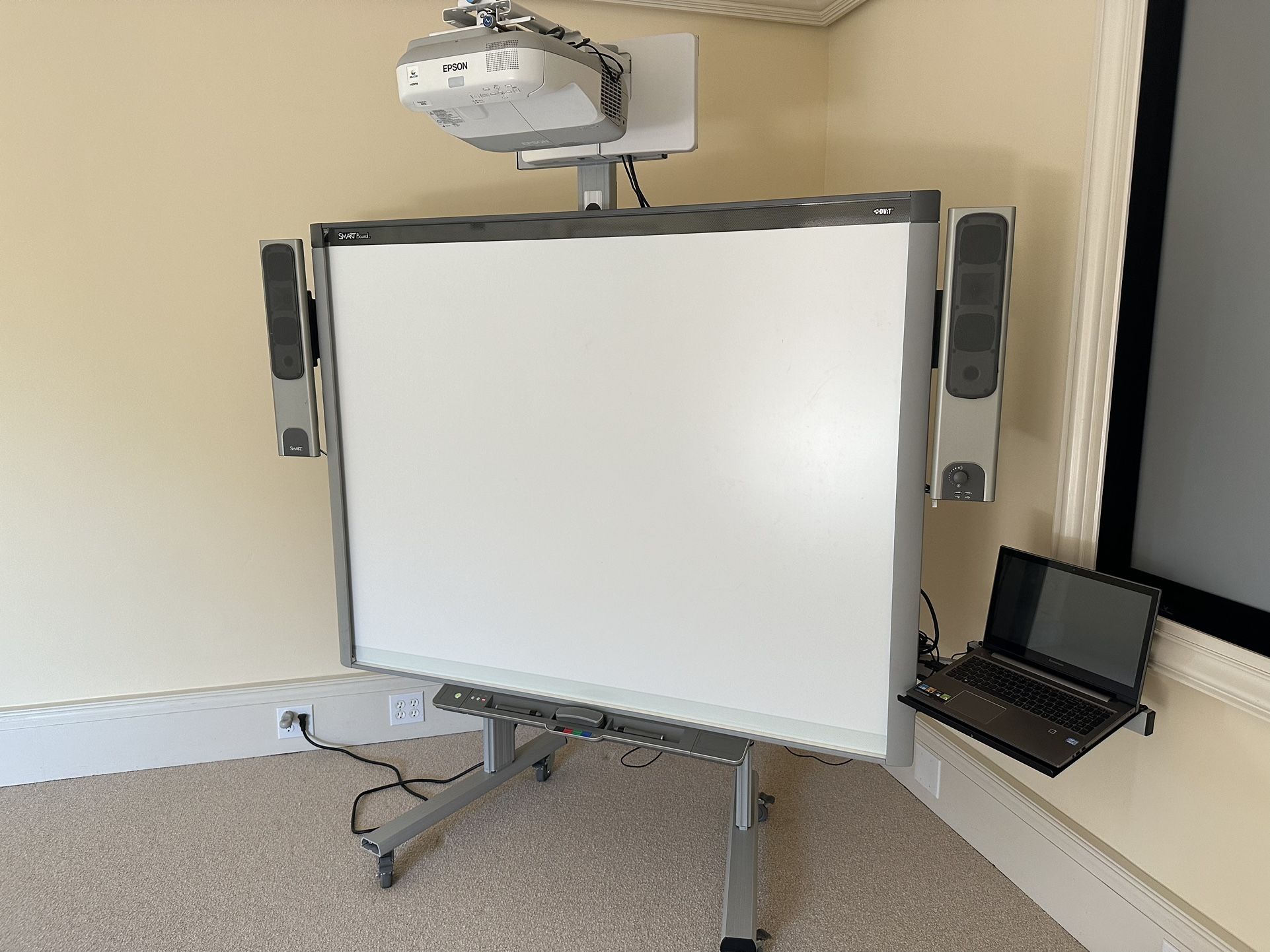 Smart Board DViT SBX880 + Epson Projector