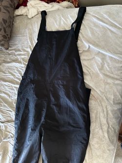 Snow suit with adjustable straps
