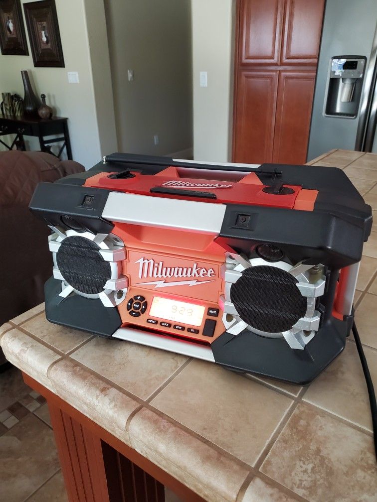Milkwakee Boombox Radio Electric